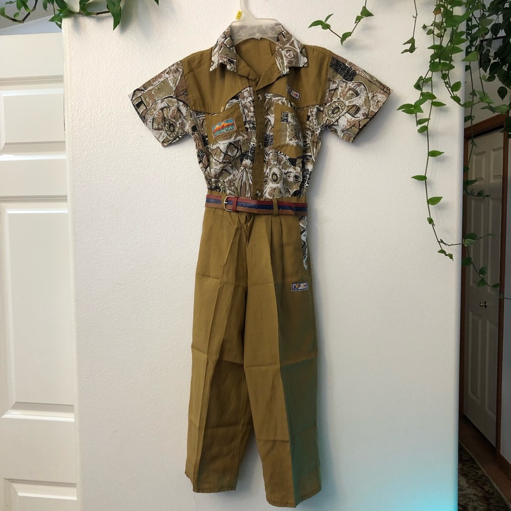 New Short sleeve shirt, pants with a belt for a boy.
